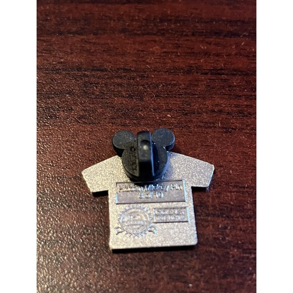 Disney 2011 Pinocchio T-Shirt Collection Hidden Mickey Trading Pin 85643 - Picture 3 of 3